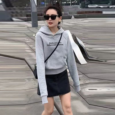 灰色短款连帽卫衣女2025新款正肩显瘦早秋季穿搭好看chic上衣女款
