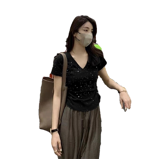 设计感V领正肩显瘦短袖T恤女夏天时尚小个子短款上衣纯棉打底衫
