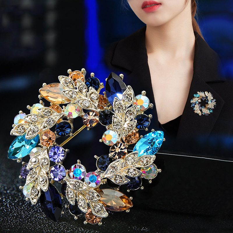 新款水晶胸针紫荆花环胸花大衣胸扣女毛衣开衫固定别针扣衣服配饰