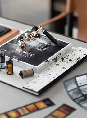 现代样板间售楼处书房场景搭设摄影主题相机胶卷软装饰品组合摆件