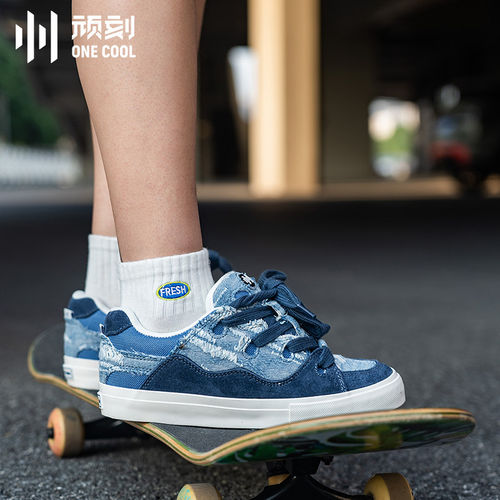 顽刻水洗牛仔蓝翻毛皮拼接面包鞋