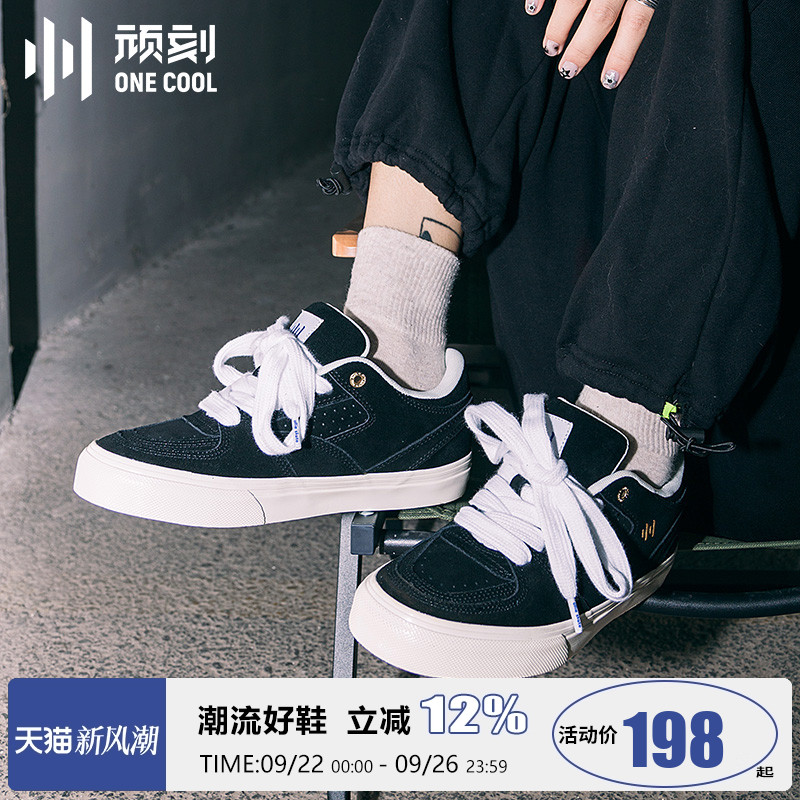 顽刻黑色明暗线翻毛皮拼接滑板鞋