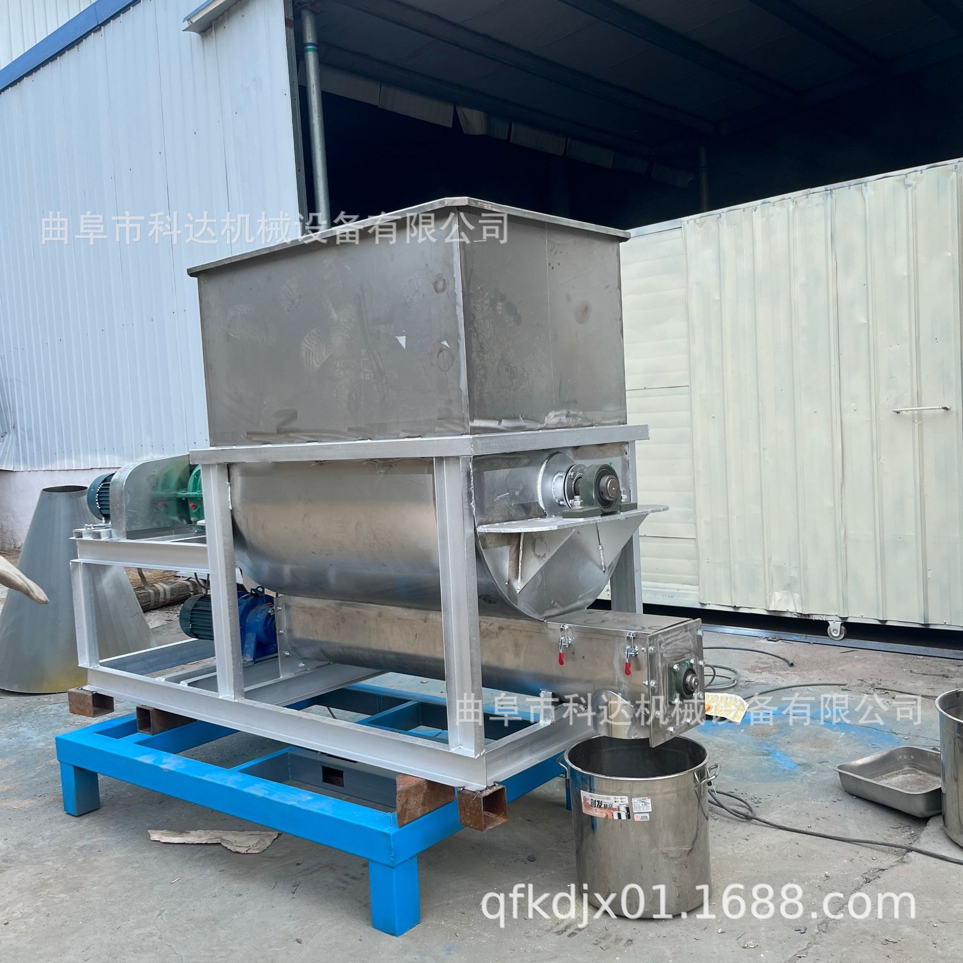 加大料仓硫酸亚铁粉螺旋给料机内置螺带拨齿 油品添加剂螺旋给料