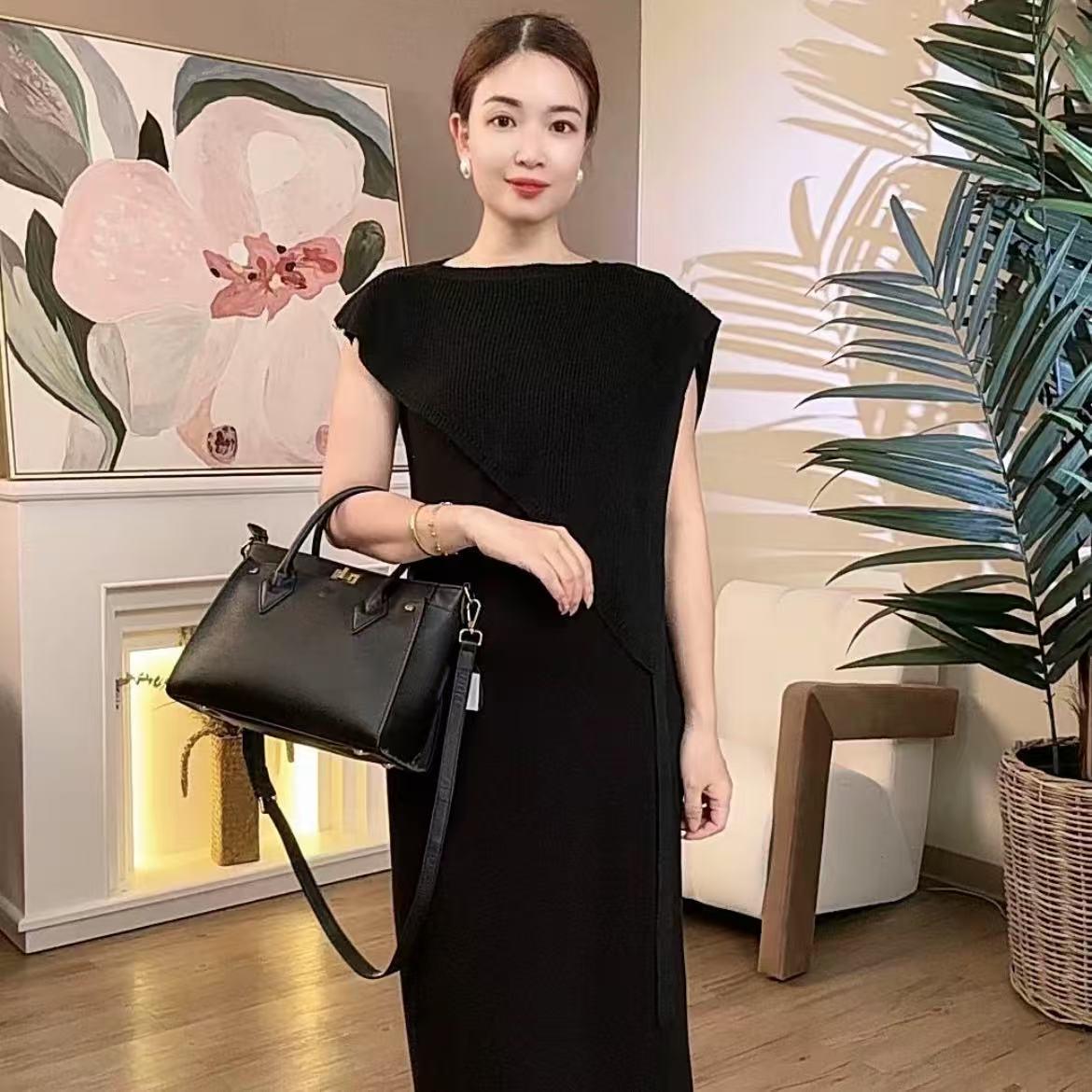 衫佩姿2025新款百搭疊穿氣質(zhì)三角型純色斜邊針織時(shí)尚簡約無袖披肩