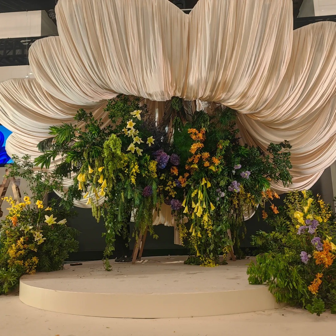 绿色婚礼梦幻森林森系野生感自然系婚礼草丛花艺绿植花艺森系拱门