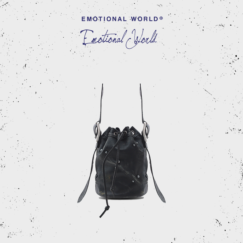 Emotional world2025春夏新款抽绳手提斜挎头层牛皮水桶包
