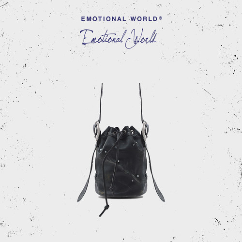 Emotional world2026春夏新款抽绳手提斜挎头层牛皮水桶包