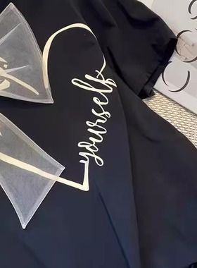 立体蝴蝶结黑色短袖T恤 Black short-sleeved T-shirt with a bow