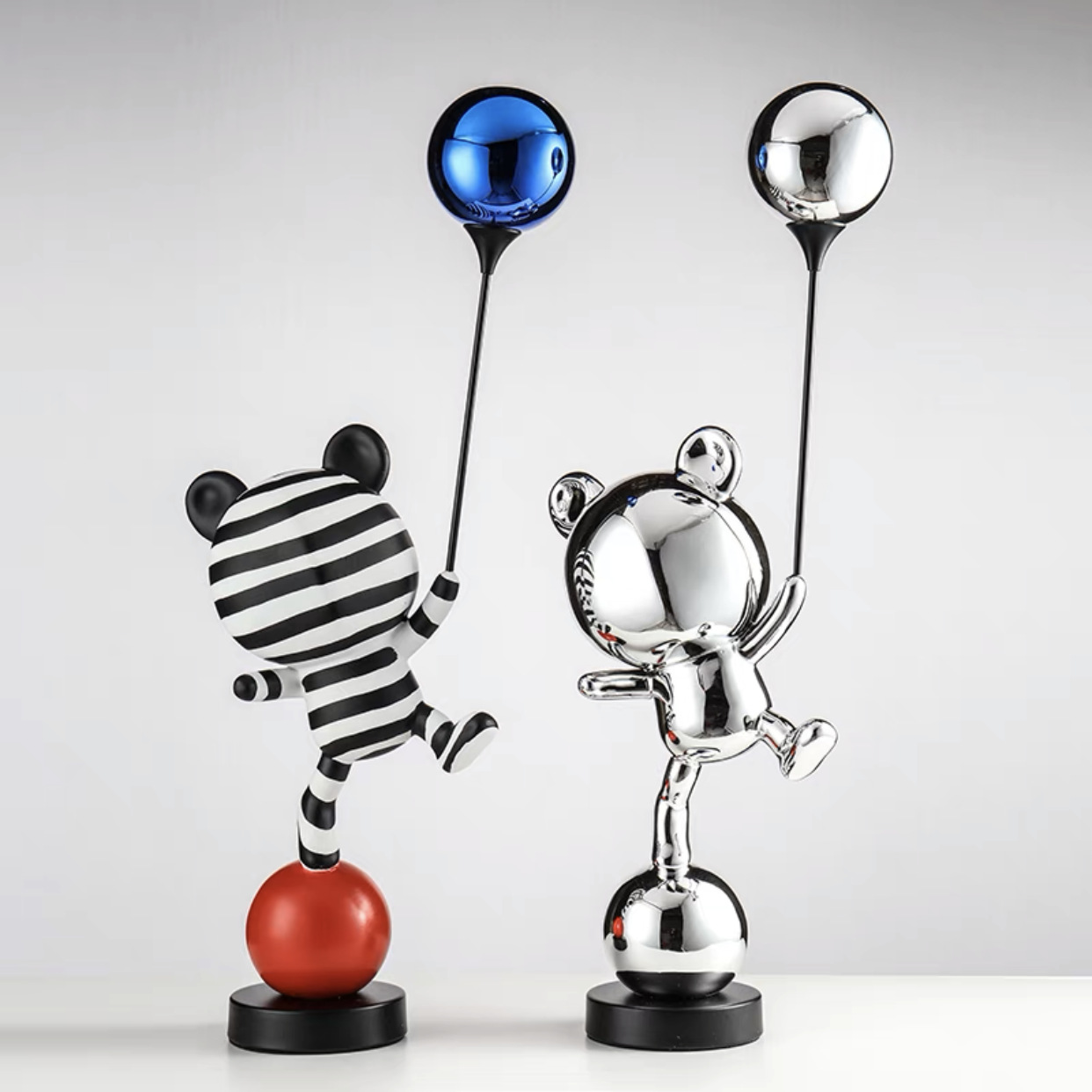 现代创意家居样板间客厅落地电视柜酒柜杂技熊摆件轻奢玄关装饰品