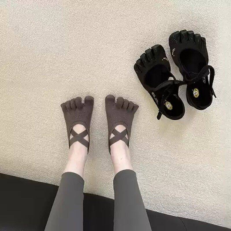 普拉提女孩的夏天~不卡脚巨防滑!硅胶底绑带专业运动五指瑜伽袜