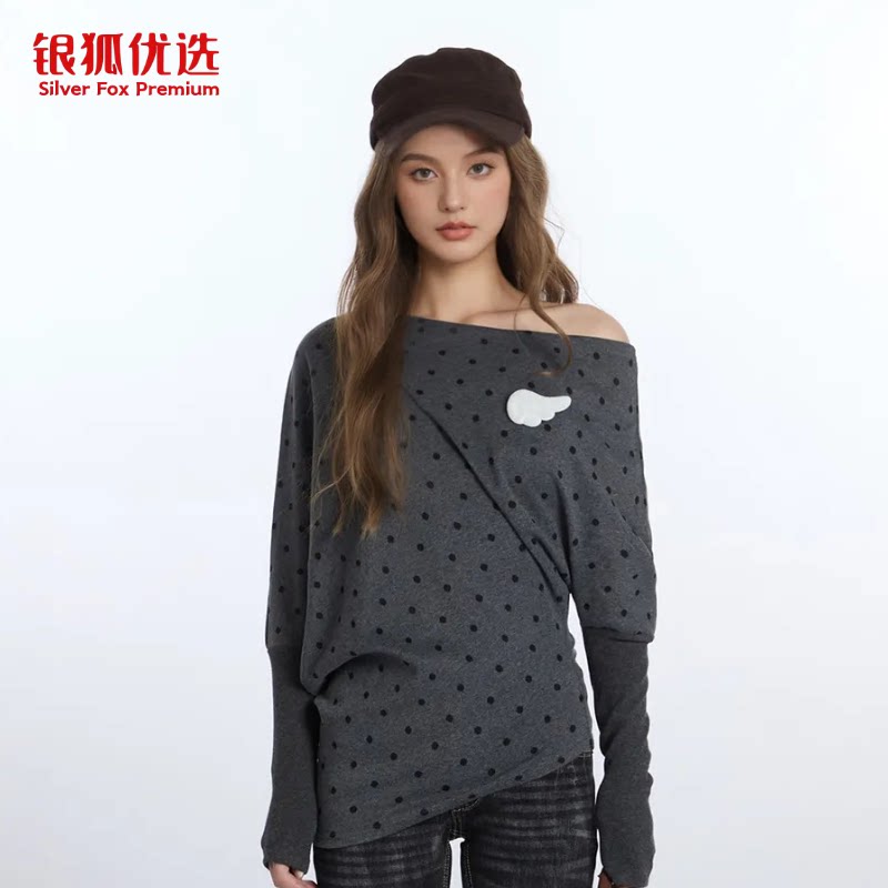银狐优选 美式复古不规则波点斜肩长袖t恤女2026秋季新款露肩上衣