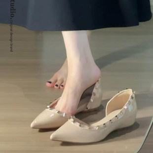 尖头铆钉裸色单鞋女2026新款春夏季内增高法式气质侧空浅口平底鞋