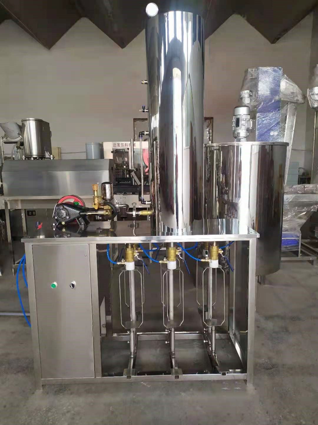 带气鸡尾酒苏打酒加气灌装机小玻璃瓶汽水混合灌装设备碳酸饮料机