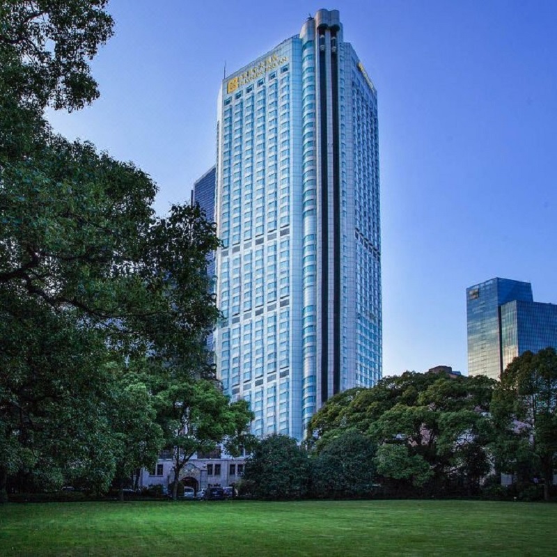 位于市中心的豪华酒店，距高档商业街南京西路及淮海路仅咫尺之遥 是优雅的历史风貌地标性建筑，拥有上海景观最佳面积最大的行政酒廊 附近搭乘地铁1、2、7号线即可到达城市各个重要商业及旅游目的地 有效期至2025年12月30日#先囤券后预约#未使用或过期自动退