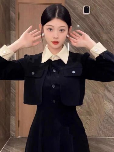 早春秋2026新款黑色连衣裙子女长裙法式秋冬小香风赫本假两件套装