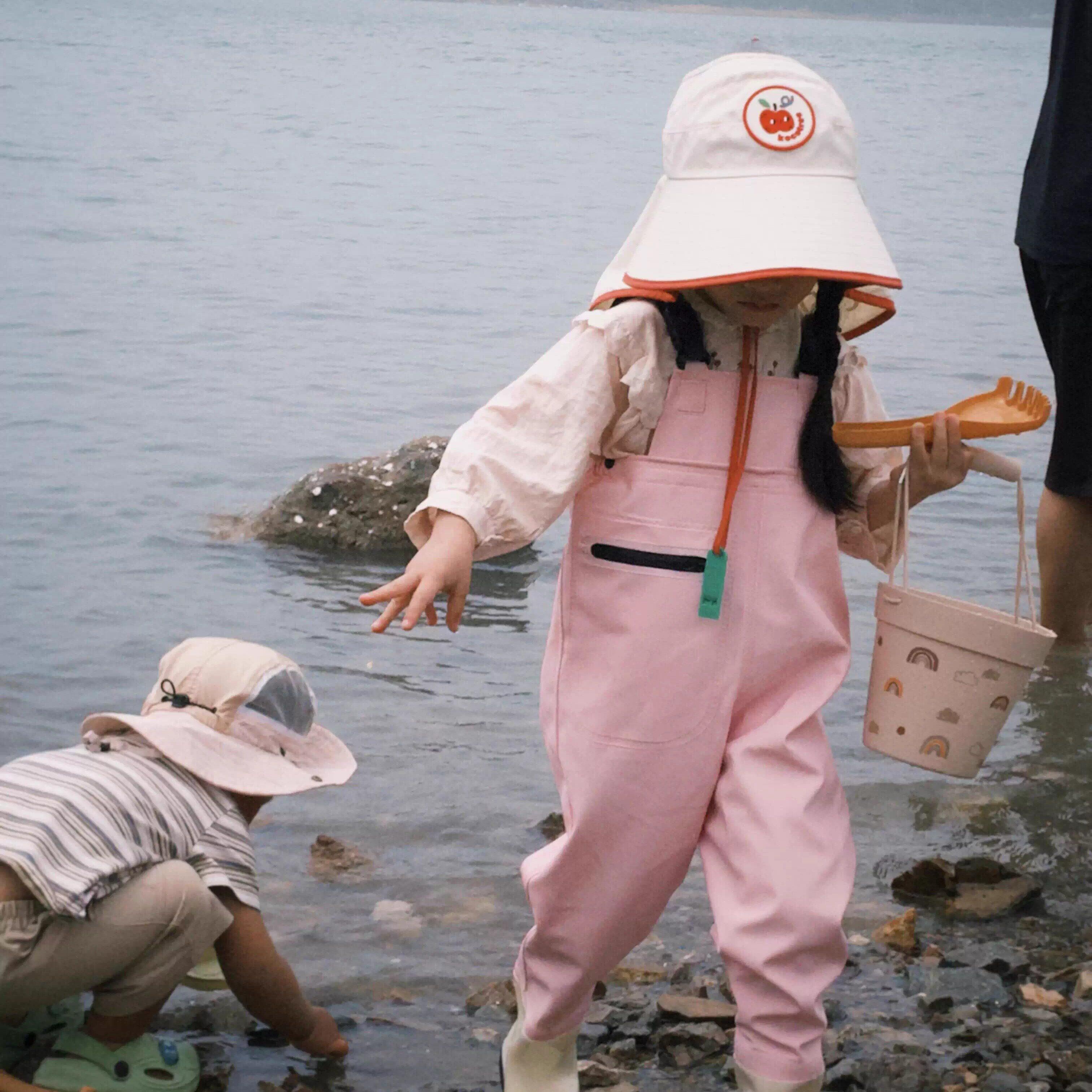 儿童赶海连身裤轻便玩水涉水幼儿园防水衣服赶海工具抓鱼雨裤沙滩