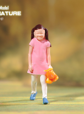 VM1/87/64/43手拿玩具布偶女孩微缩场景微拍摄影车模型手办人偶