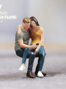 VM1/87/64/43看手机浪漫情侣微缩场景微拍摄影车模型搭配小人偶