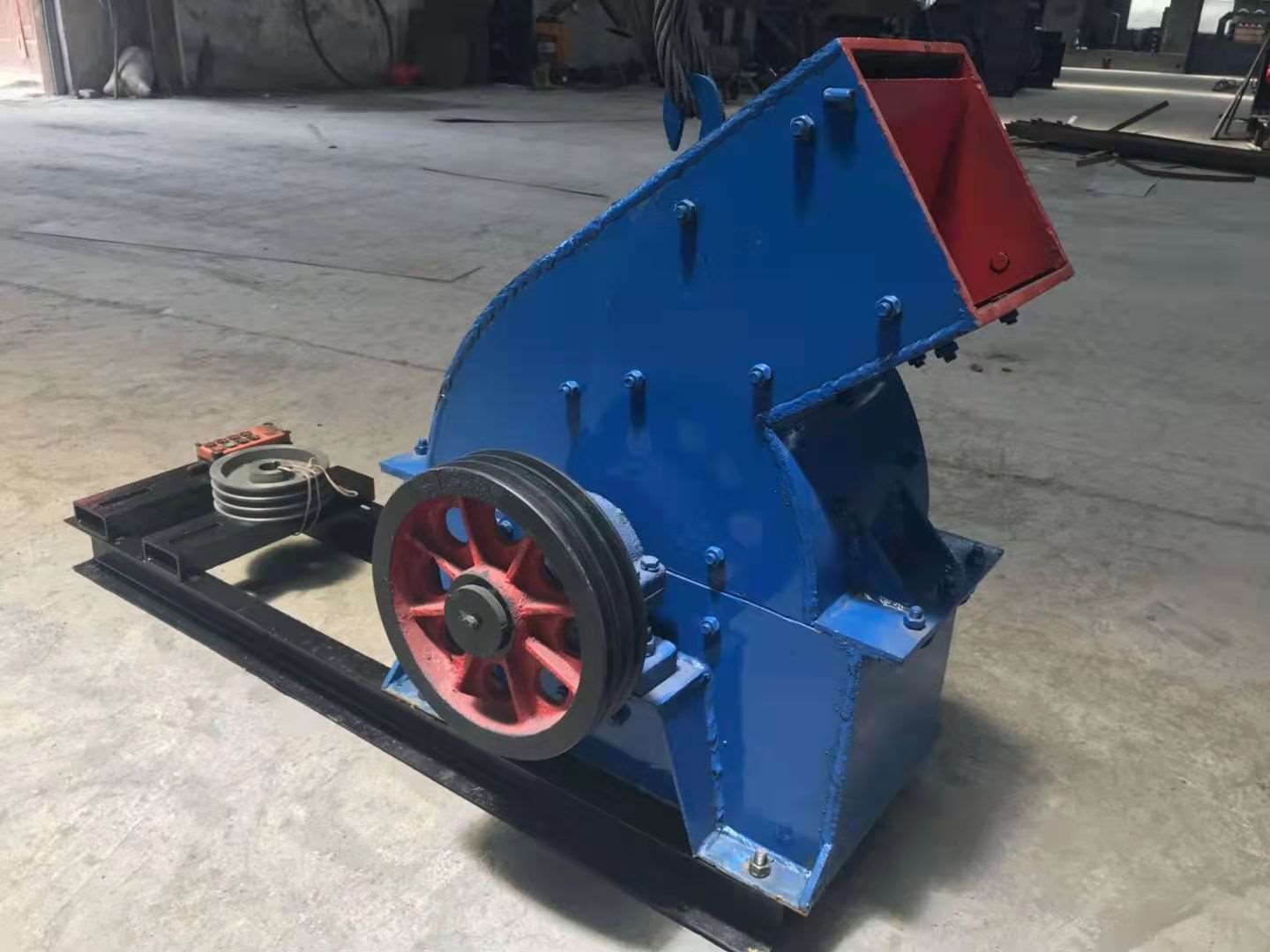 小型锤式破碎机鹅卵石打沙机煤矸石粉碎机移动建筑垃圾制砂机设备