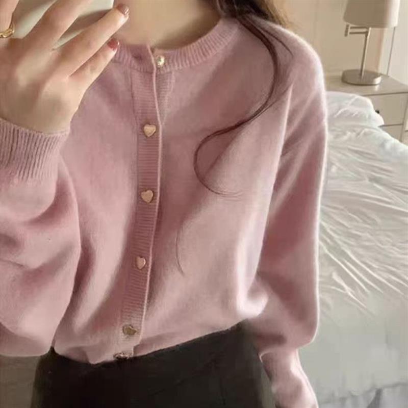 100纯羊毛开衫女款圆领爱心小金扣外套秋冬新款减龄洋气风格毛衣
