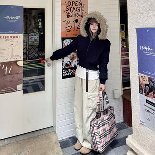 GOLFCROSS大毛领修身短款羽绒服女冬季新款保暖休闲黑色连帽外套