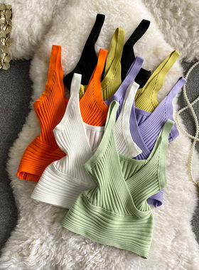 橘红色坑条V领针织背心 Orange-red striped V-neck knitted vest