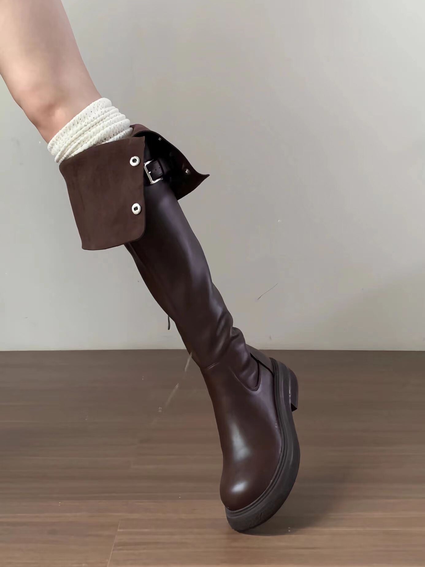 여성용 두꺼운 밑창 무릎 위 부츠 2024 가을 겨울 신상 투웨어 다목적  가죽 복고풍 두꺼운 굽 나이트 부츠 롱 부츠