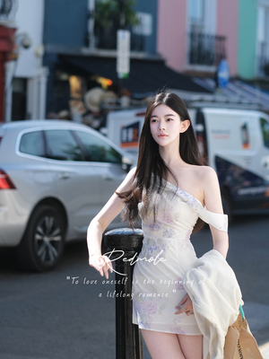 手绘水彩绣球花一字肩Redmole