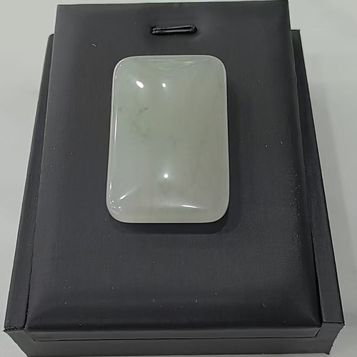 天山翠冰飘花无事牌吊坠