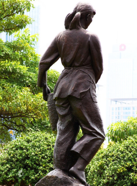 园林公园民俗小品摘荔枝人物雕塑户外大型铜雕制作景观艺术品摆件