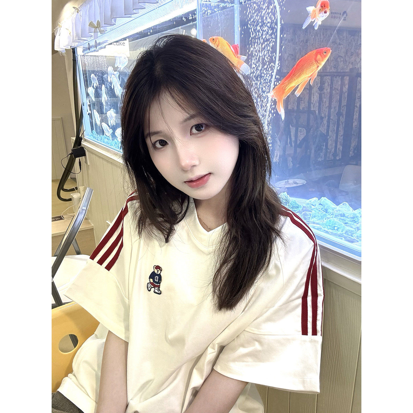 小熊刺绣设计感小众V领短袖T恤女夏季美式高街宽松慵懒风纯棉上衣