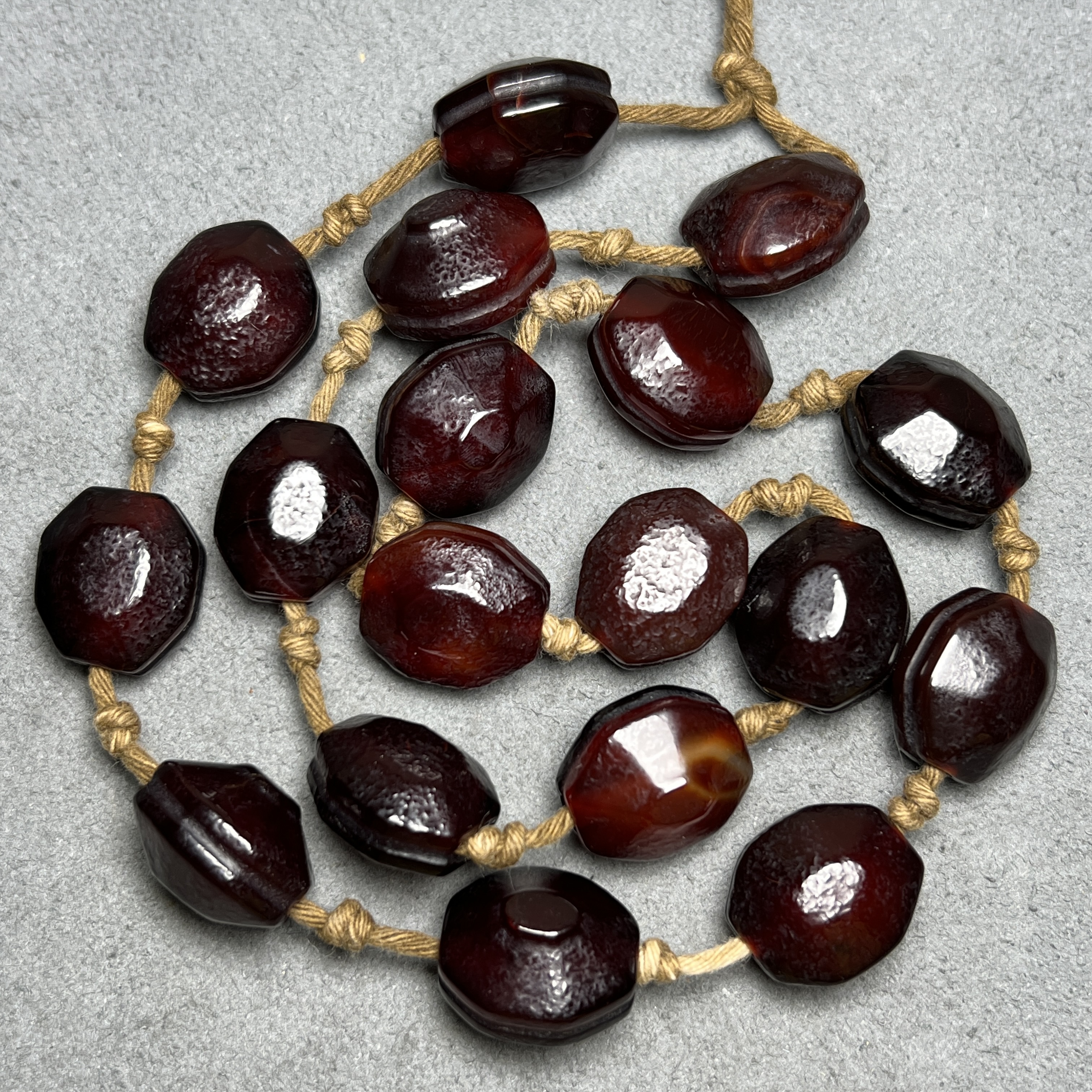 辽金老玛瑙黑红老玛瑙深酒红龟甲珠手工项链珠串收藏西亚玛瑙珠