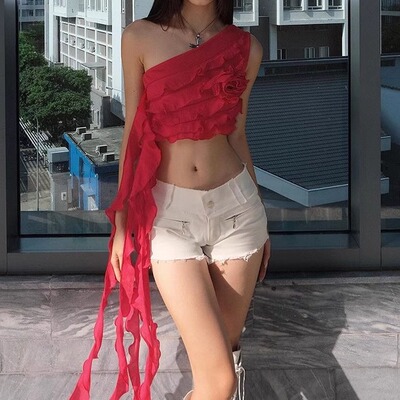 斜肩修身露脐木耳边纯色小背心