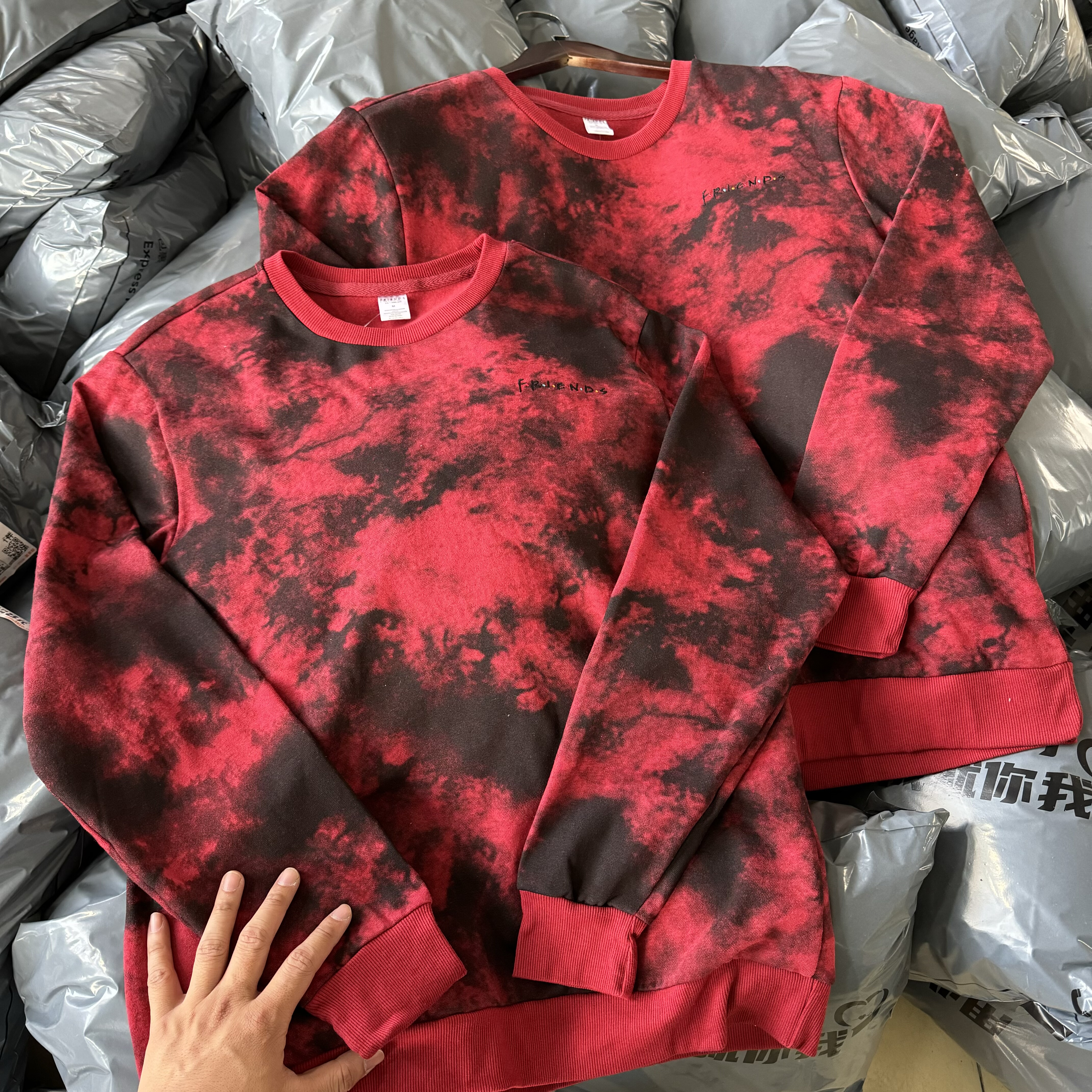 外贸 小刺绣 F.R.I.E.N.D.S老友记扎染男女款圆领卫衣秋冬薄绒347