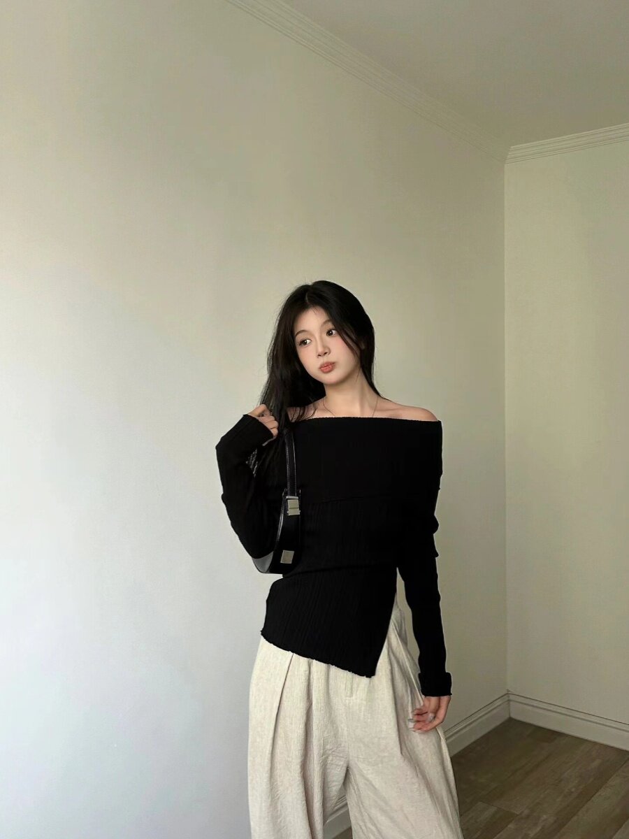 A SENSE OF LUXURY A STRAIGHT SHOULDER TOP A FAIRY CLAVICLE A SENSE OF DESIGN A NICHE SLIT LONG-SLEEVED KNITTED BASE LAYER AND AN INNER LAYER FOR AUTUMN AND WINTER