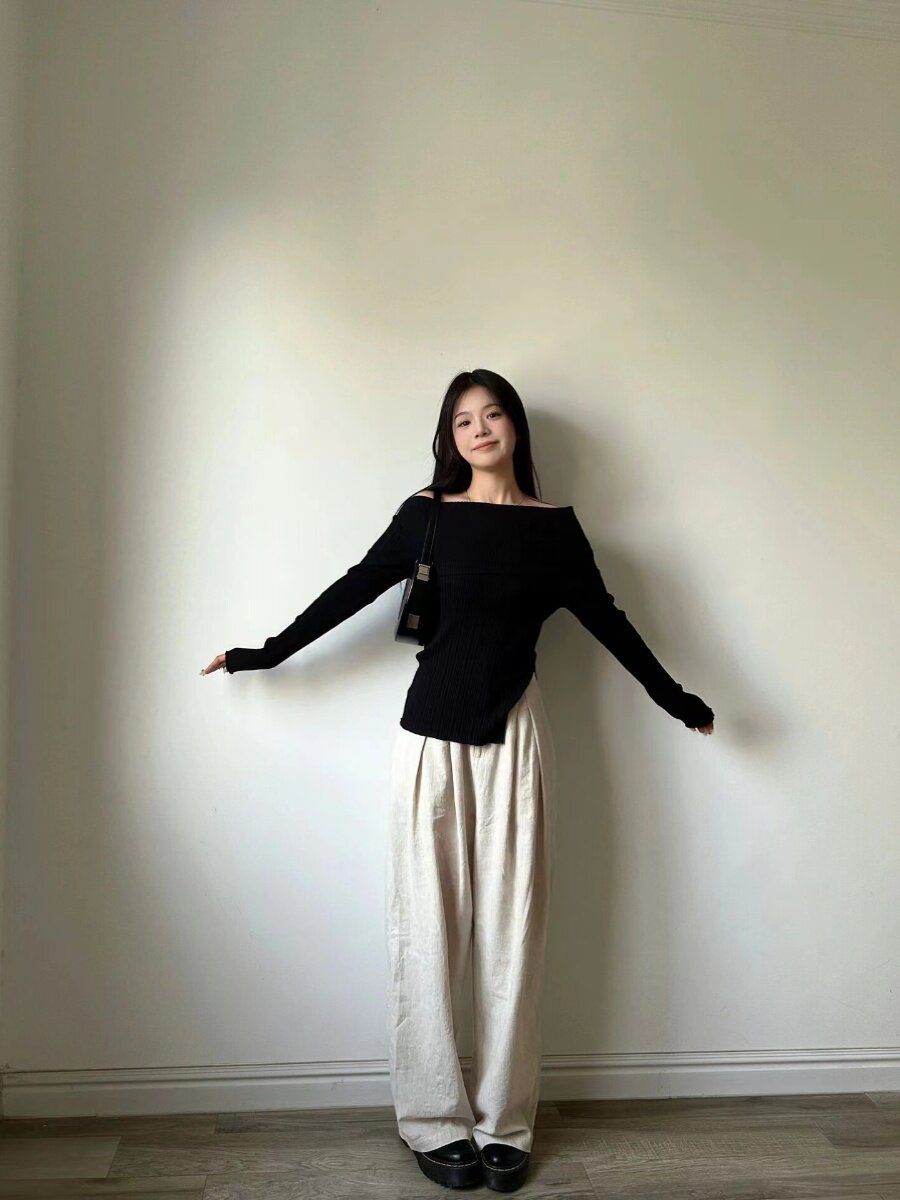 A SENSE OF LUXURY A STRAIGHT SHOULDER TOP A FAIRY CLAVICLE A SENSE OF DESIGN A NICHE SLIT LONG-SLEEVED KNITTED BASE LAYER AND AN INNER LAYER FOR AUTUMN AND WINTER