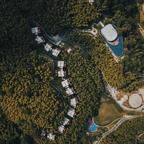 【依竹傍湖】酒店藏身于青山秀水中，与山谷竹林融为一体，宁静安逸 【套餐可享】别墅2晚含早，多房型可选 【丰富权益】欢迎水果+迷你吧+旅拍+丰富活动项目体验 【春节入住】春节假期入住，花呗囤货，不约可退