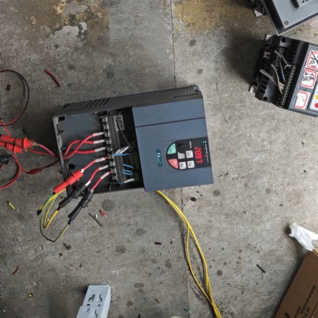 日业CM800-4T015B变频器15KW3议价 也可为维修！！