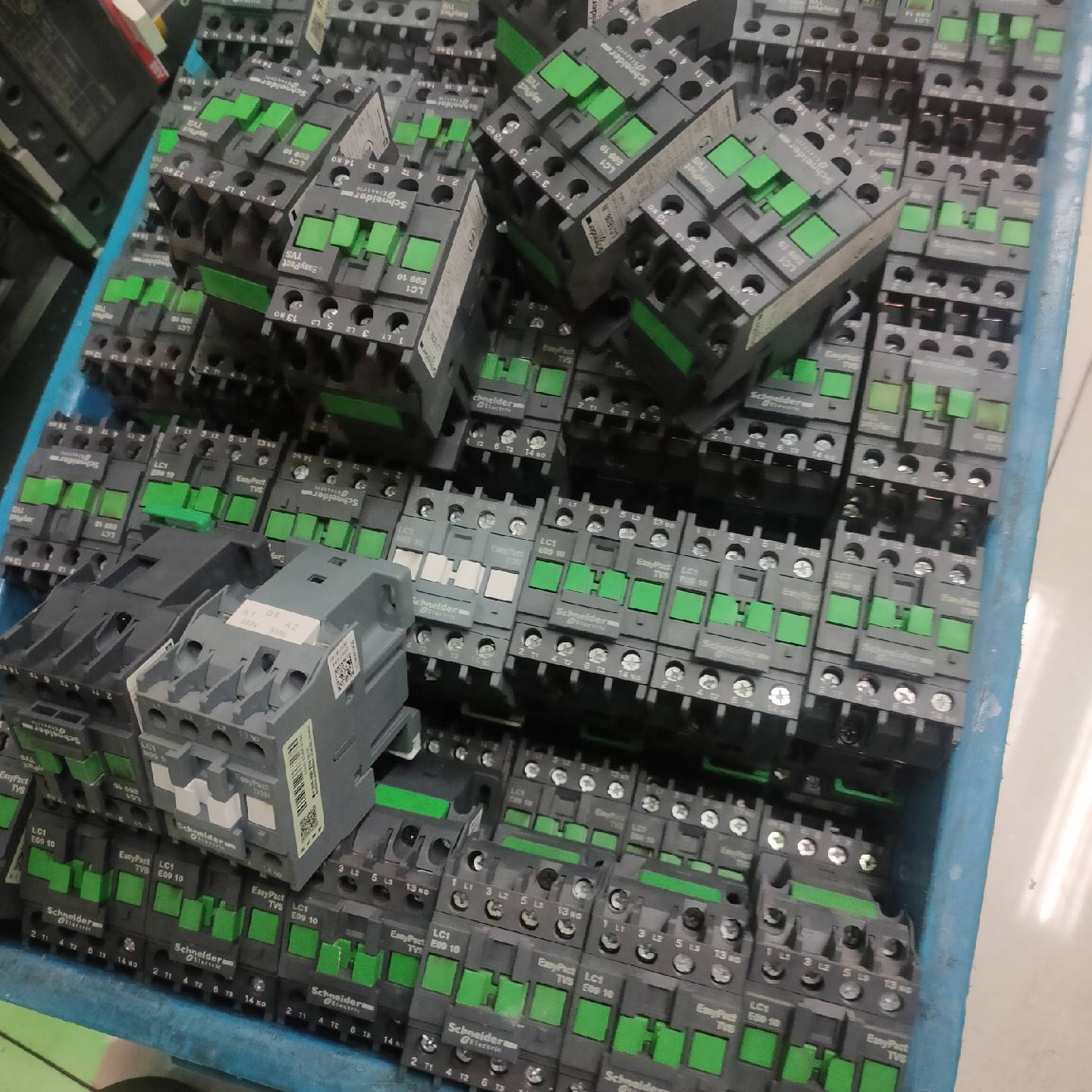 LC1E09... N有80个，线圈电议价 也可为维修！！