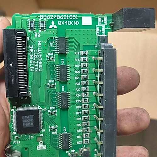 QX40 输入模块，拆机下来，外壳烂了只有线路板 ，不议价及维修！