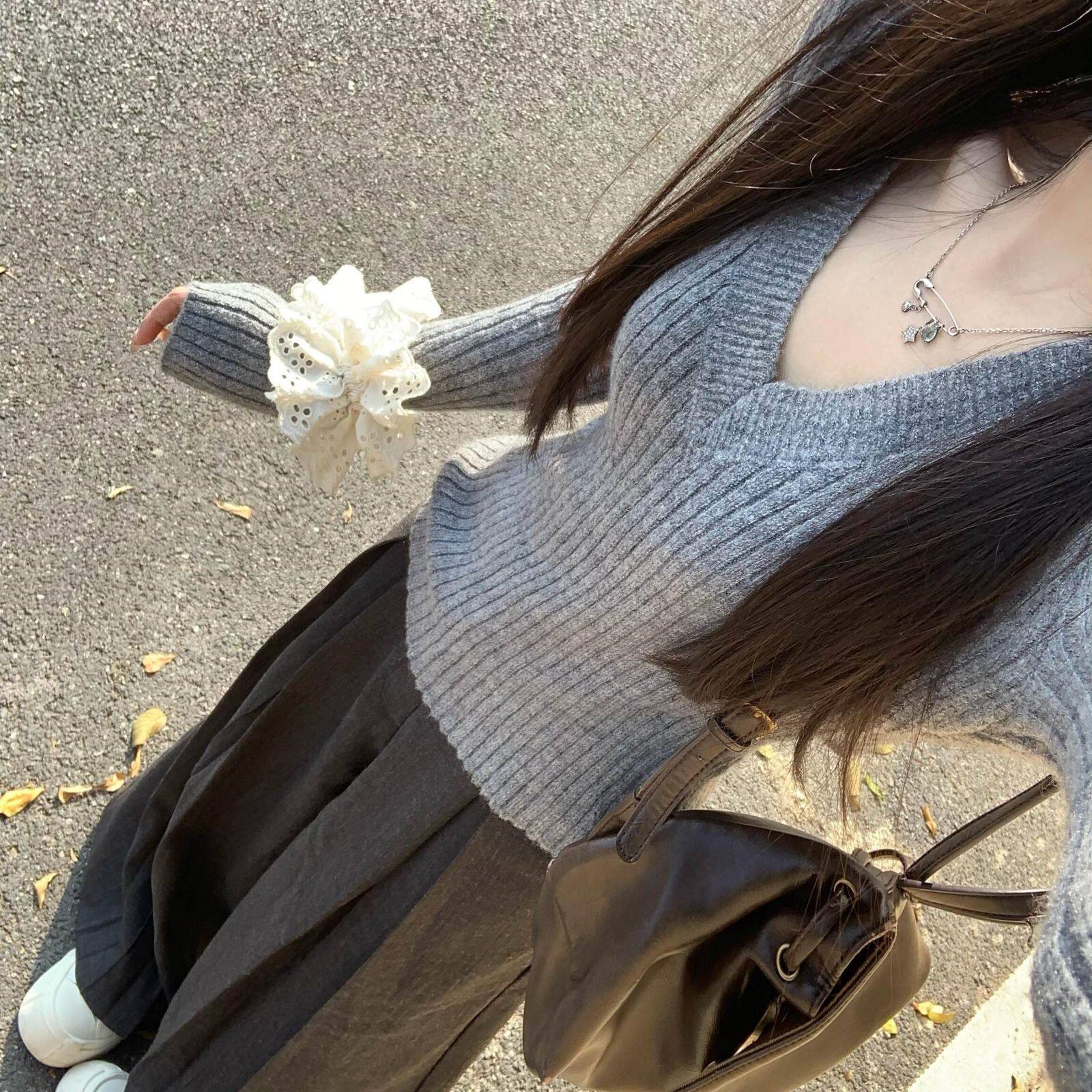 辣妹显身材针织衫灰色坑条V领长袖毛衣女装秋冬季内搭打底衫上衣