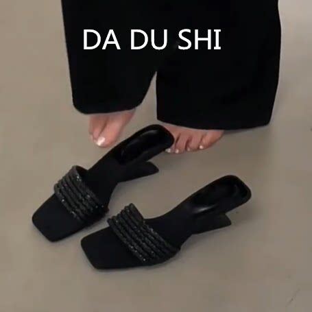 羊皮版~法式绝美水钻凉拖鞋女方头一字带坡跟凉鞋黑色露趾高跟鞋