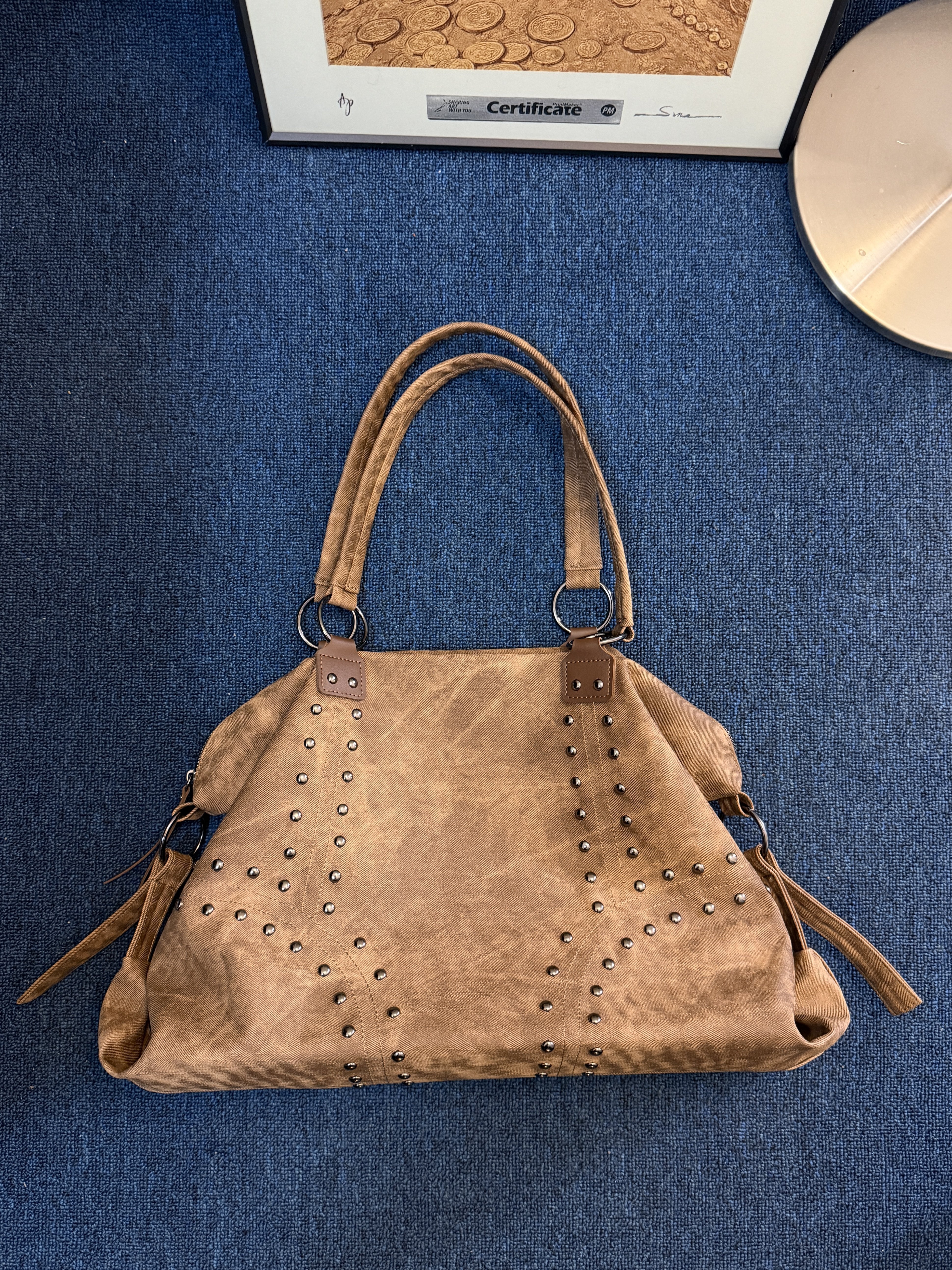 「银角大王」复古大容量铆钉皮质机车包！秋冬软面简约通勤单肩包