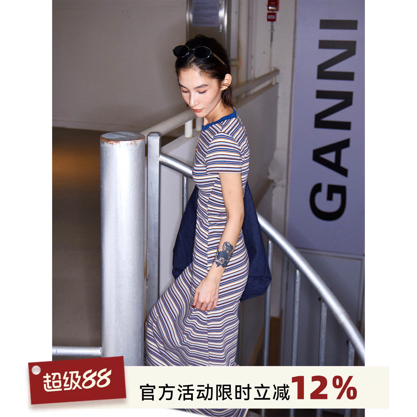 撞色条纹圆领短袖a字连衣裙图片