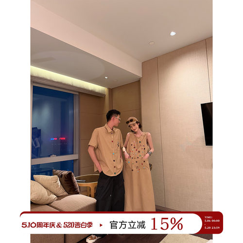 吴童童彩扣圆领无袖背心连衣裙