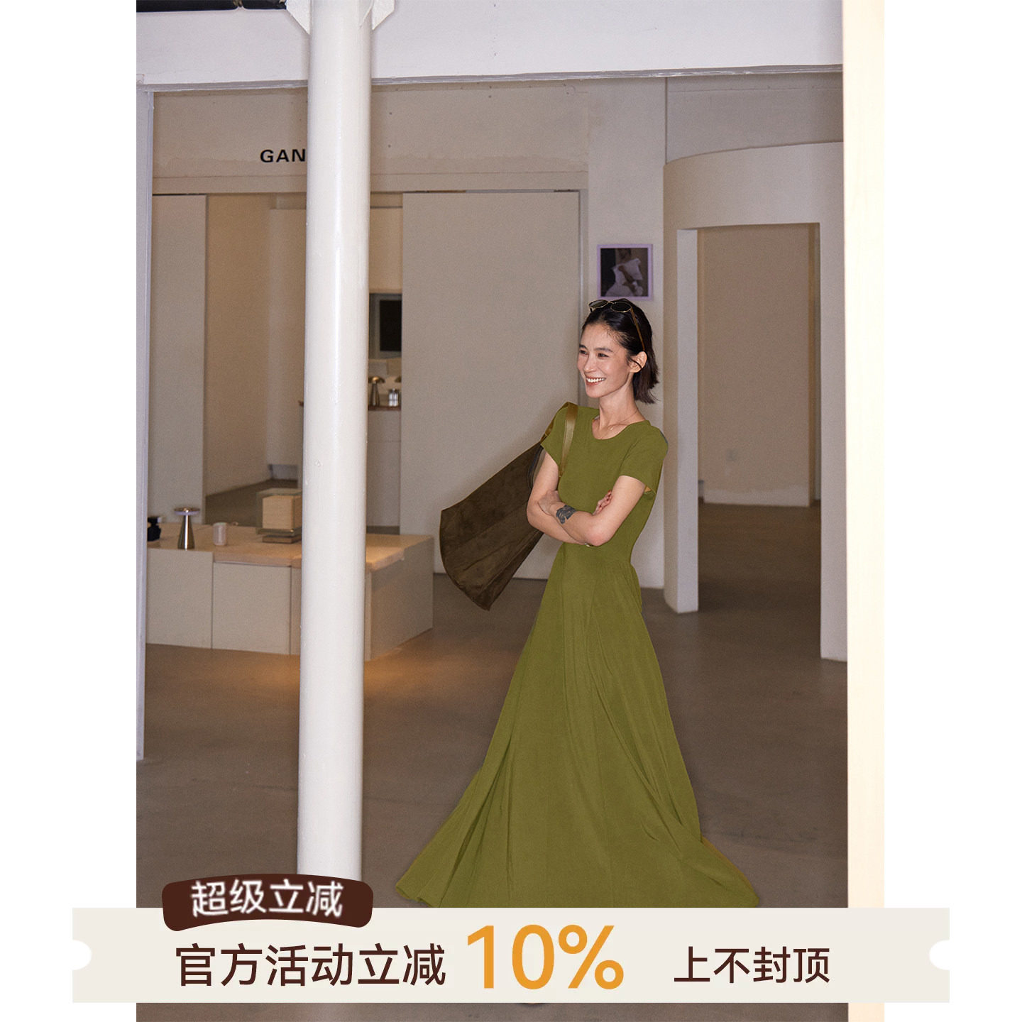 吴童童圆领收腰短袖a字连衣裙图片
