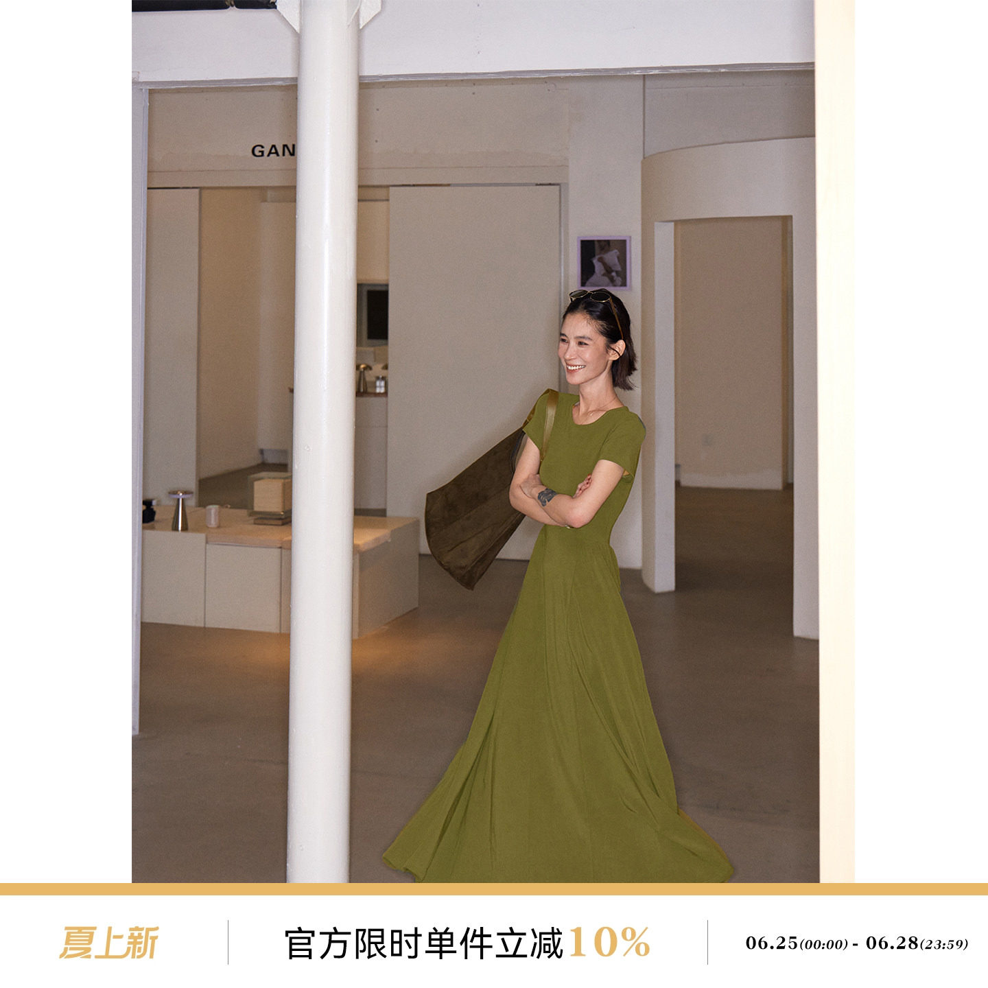 吴童童圆领收腰短袖a字连衣裙