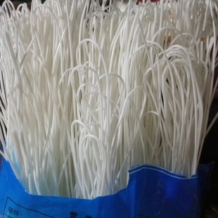 甘肃会宁纯马铃薯宽粉条，土豆粉条，麻辣烫火锅食品祁连雪粉条