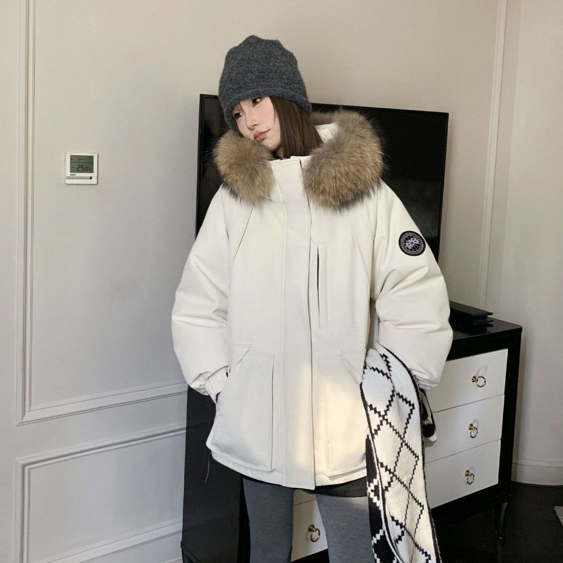 奶油杏色短款大毛领保暖羽绒服女图片