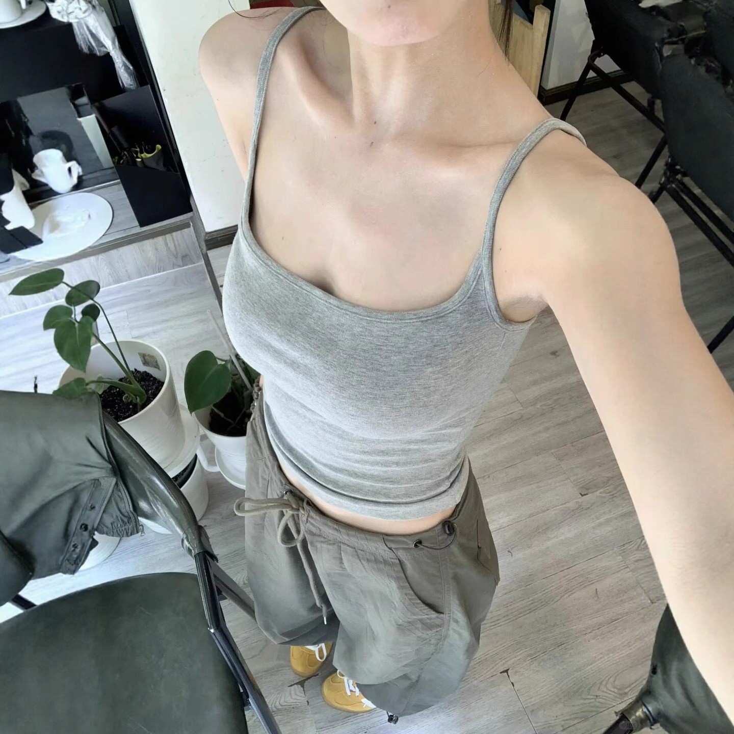 纯欲灰色吊带背心女夏季百搭显瘦内搭美背带胸垫修身打底外穿上衣